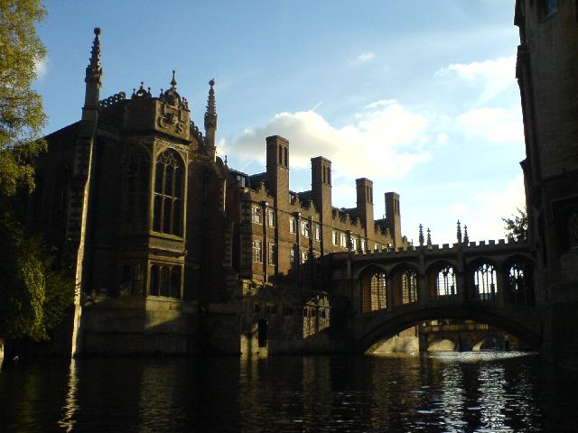 Auch in Cambridge kann man Stocherkahn fahren. Auf dem Bild ist (wie sollte es auch anders sein) St John's College mit dessen Bridge of Sighs zu sehen.