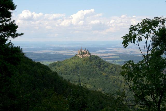 Die Burg Hohenzollern vom Raichberg aus fotografiert.