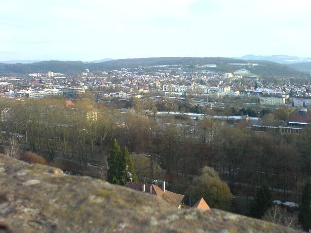 Blick vom Schloss Richtung Südost. Am rechten Bildrand erkennt man den Rossberg und Öschingen.