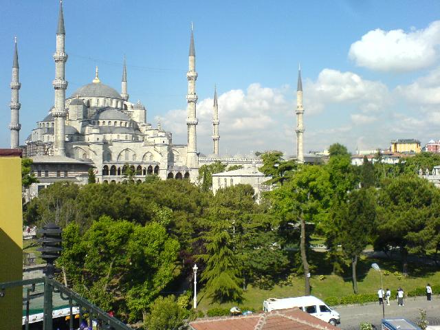 Das ist die Sultan Ahmet Moschee in Istanbul. Dort war ich die letzten 5 Tage. Das Foto ist übrigens vom Hotel aus aufgenommen. Mehr Bilder gibts bald in einem eigenen Album. 