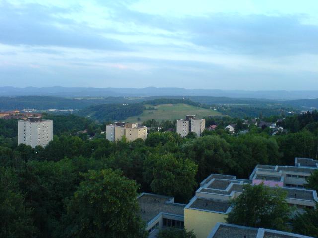 Blick vom Fichtenweg 15 Richtung Alb. Im Vordergrund sieht man den Österberg. Am Horizont ist etwa in der Mitte der Roßberg zu sehen, am rechten Bildrand der Hirschkopf.