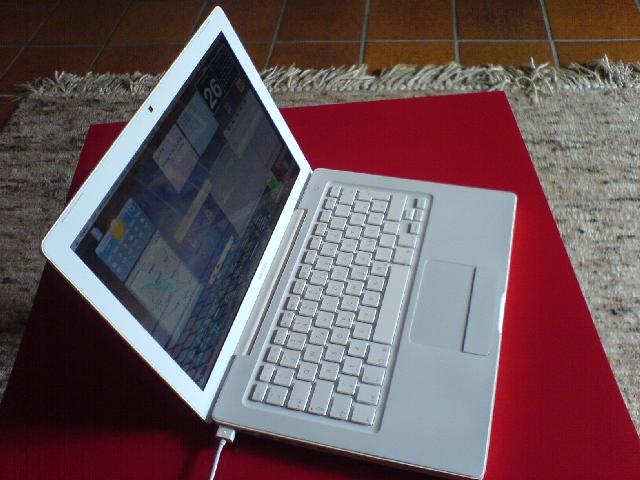 Das ist mein neuer Laptop. Ein MacBook mit Intel Core Duo 1,83 GHz und 2 GB Ram.