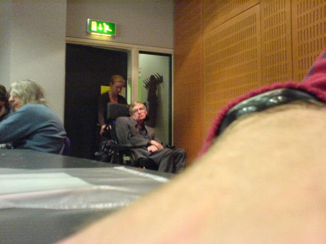 Stephen Hawking saß während dem Vortrag von Roger Penrose neben mir. Das Bild ist nicht so gut, da ich es aus dem Hinterhalt geschossen habe. 